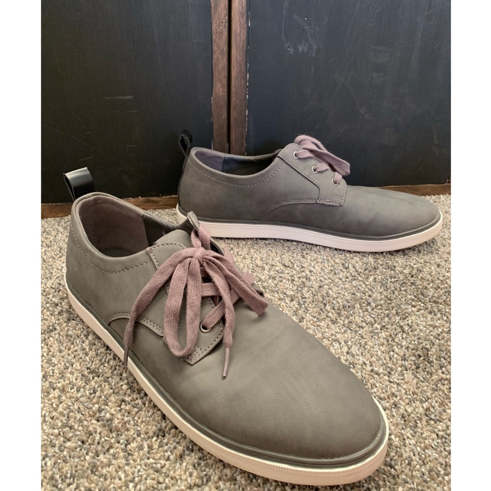 Men’s size 11 tennis shoes